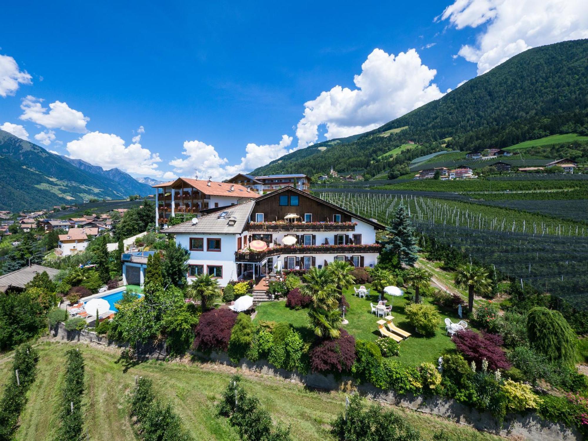 Pension Zum Burggraefler Schenna Exterior photo