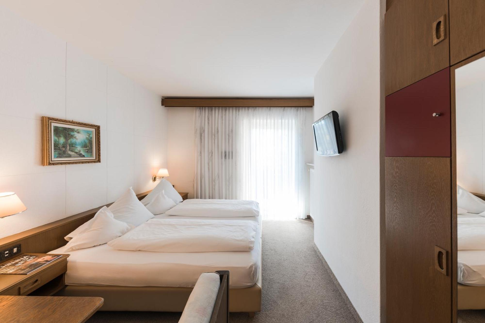 Pension Zum Burggraefler Schenna Room photo